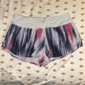 Old style Lululemon size 6 speed up low rise 2.5 inseam short
